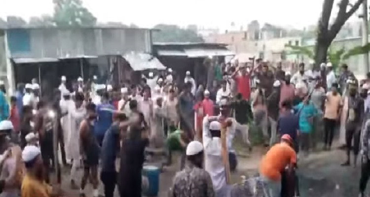 পাবনায় মদের দোকান গুঁড়িয়ে দিলো স্থানীয়রা!