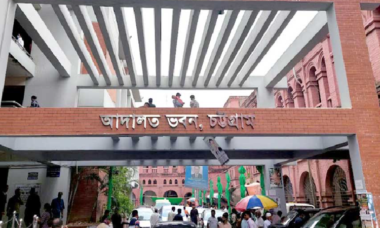 চট্টগ্রাম আদালতে বিচারককে জুতা ছুড়ে মারলেন আসামি চট্টগ্রাম আদালতে বিচারককে জুতা