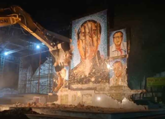 ভেঙে গুড়িয়ে দেয়া হলো শেখ মুজিবের ম্যুরাল শেখ মুজিবের ম্যুরাল